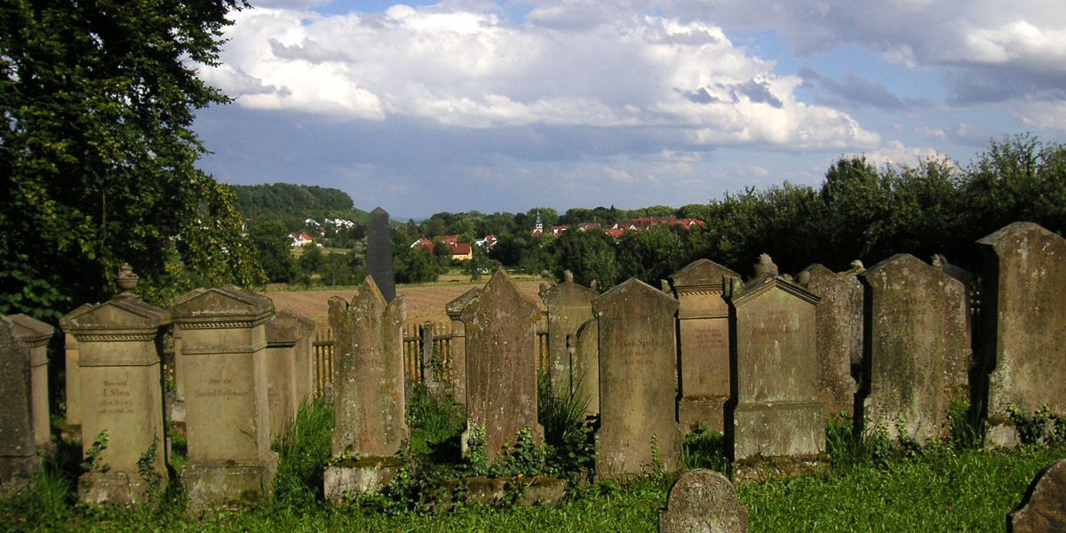 Grabsteine auf einem Friedhof