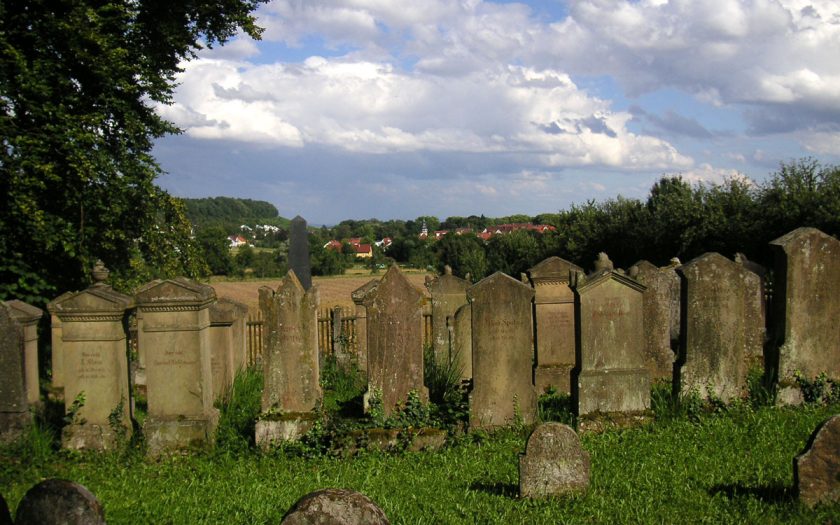Grabsteine auf einem Friedhof
