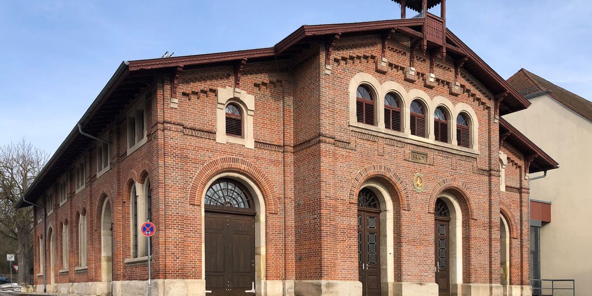 kirchenartiges Gebäude mit Backsteinmauern