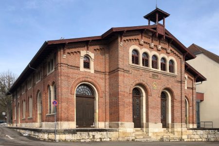 kirchenartiges Gebäude mit Backsteinmauern