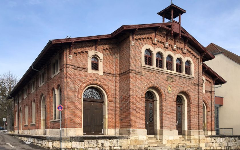 kirchenartiges Gebäude mit Backsteinmauern