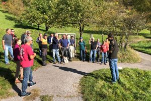 Menschengruppe in freier Landschaft