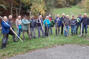 14 Personen mit Heugabeln und Rechen