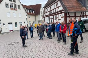 mehrere Personen vor einem Fachwerkhaus