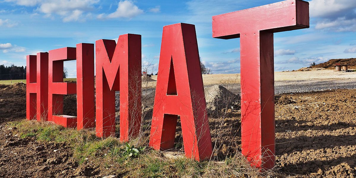 große rote Buchstaben ergeben das Wort HEIMAT