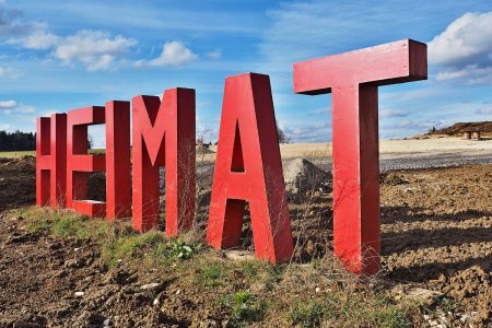 große rote Buchstaben ergeben das Wort HEIMAT