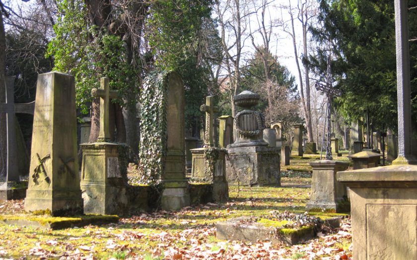 Grabsteine auf einem Friedhof