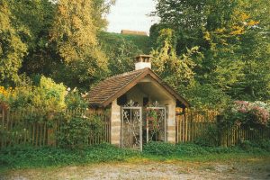 kleines Gebäude in der freien Natur