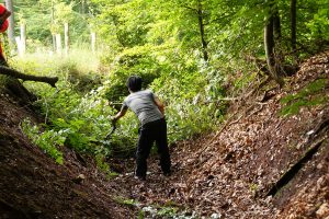 junger Mensch im Wald