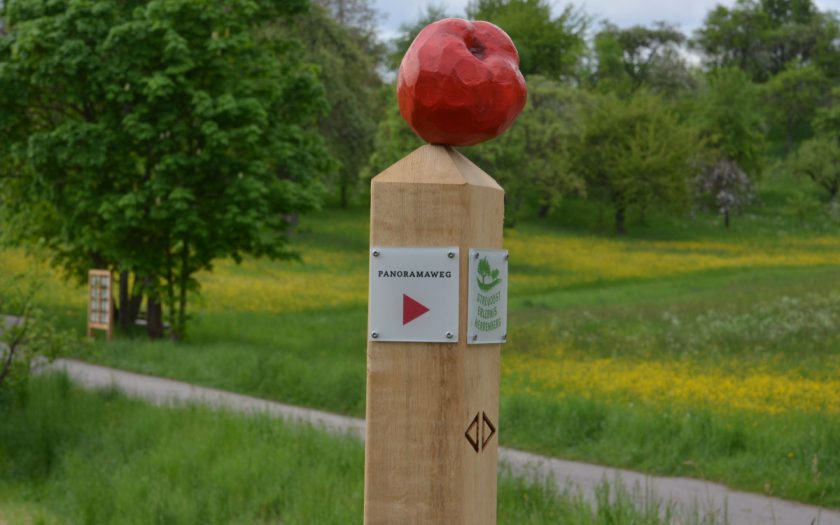 Skulptur mit einem Apfel aus Holz