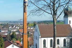 Kreuz vor einer Kapelle