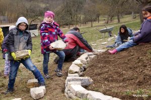 Kinder bauen eine Mauer
