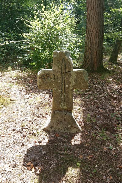 Steinkreuz im Wald