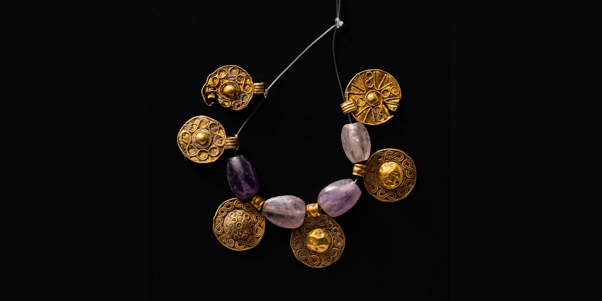 Halskette mit Gold und Edelsteinen