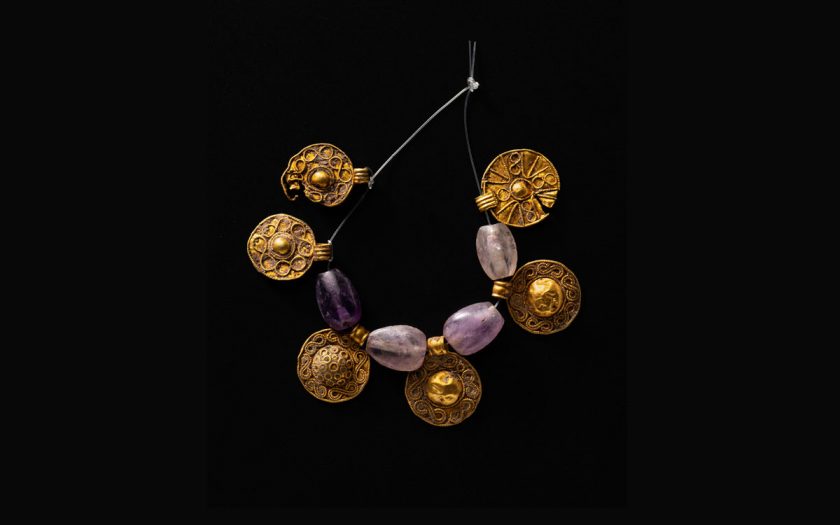 Halskette mit Gold und Edelsteinen