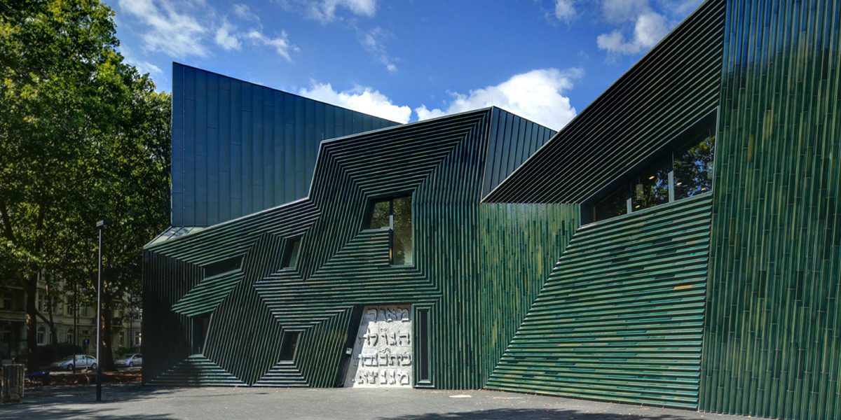 Modernes Gebäude in Grüntönen