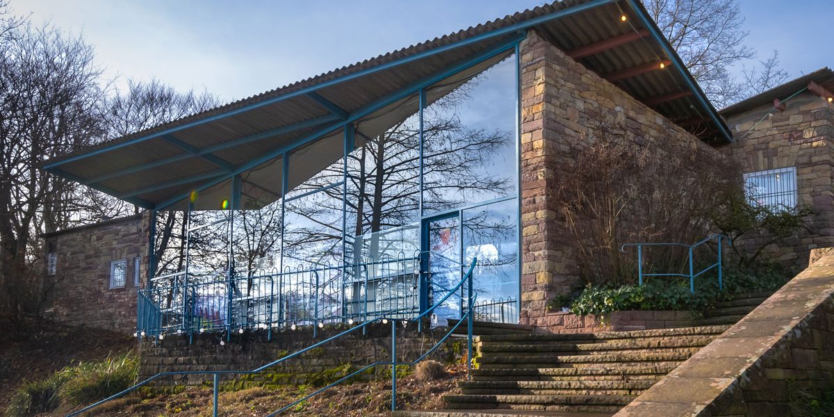 Gebäude mit großer Glasfassade