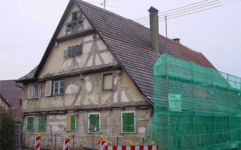 Fachwerkhaus, eingerüstet