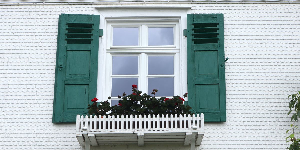 Fenster mit grünen Klappläden