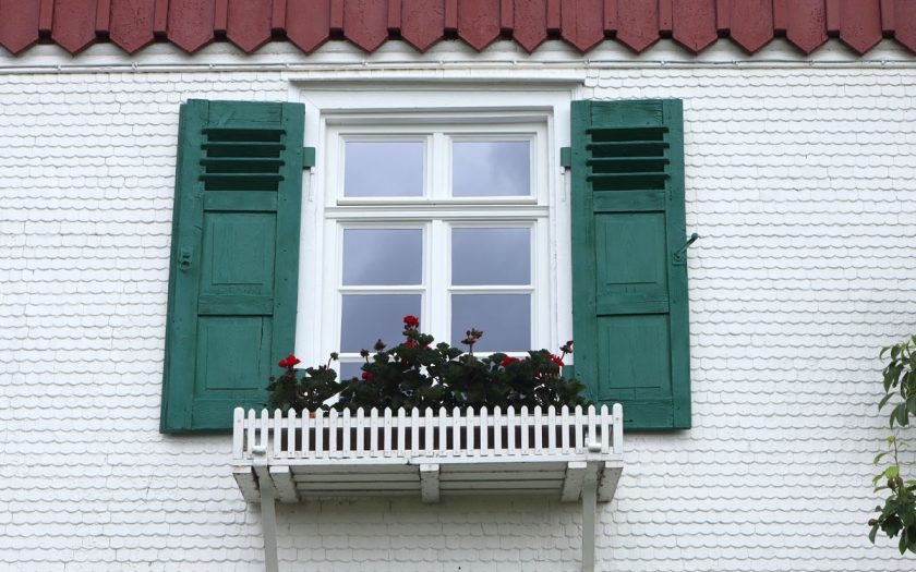 Fenster mit grünen Klappläden