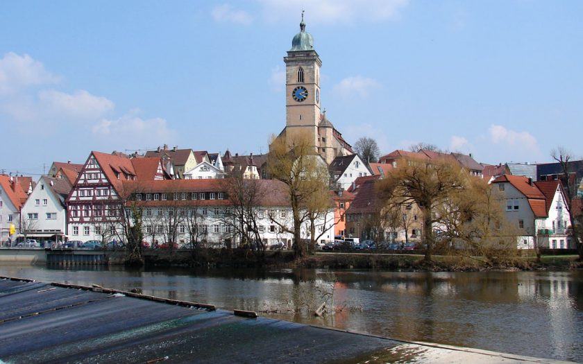 Häuser und Kirche an einem Fluss