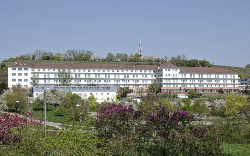 breit gelagertes Bürogebäude an einem Hang
