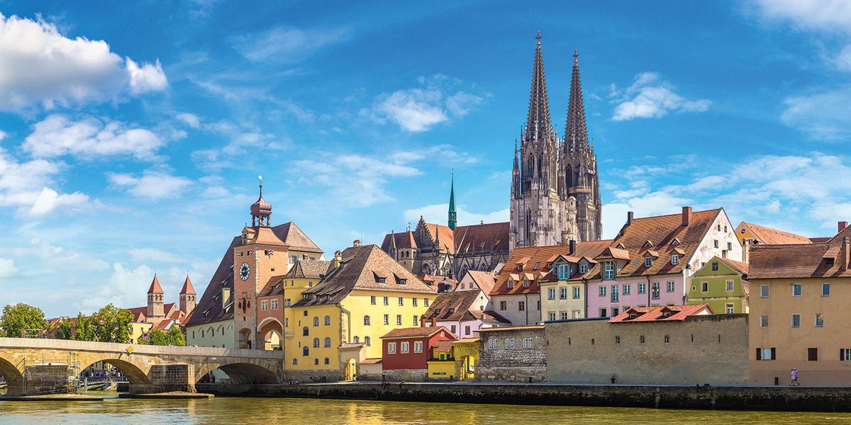 Ansicht einer Stadt mit großer Kirche über einen Fluss