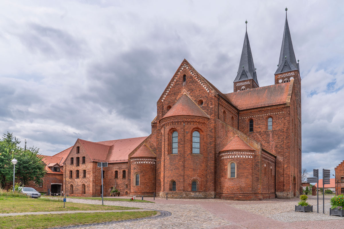 Romanik aus Lehm und Ton