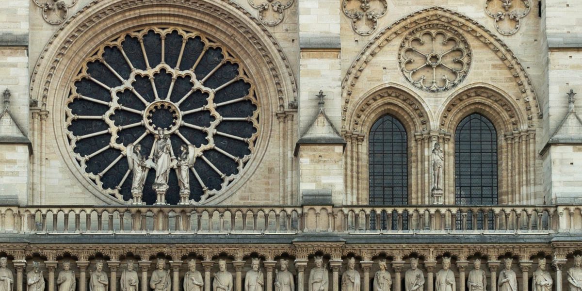 Ausschnitt aus einer Kirchenfassade