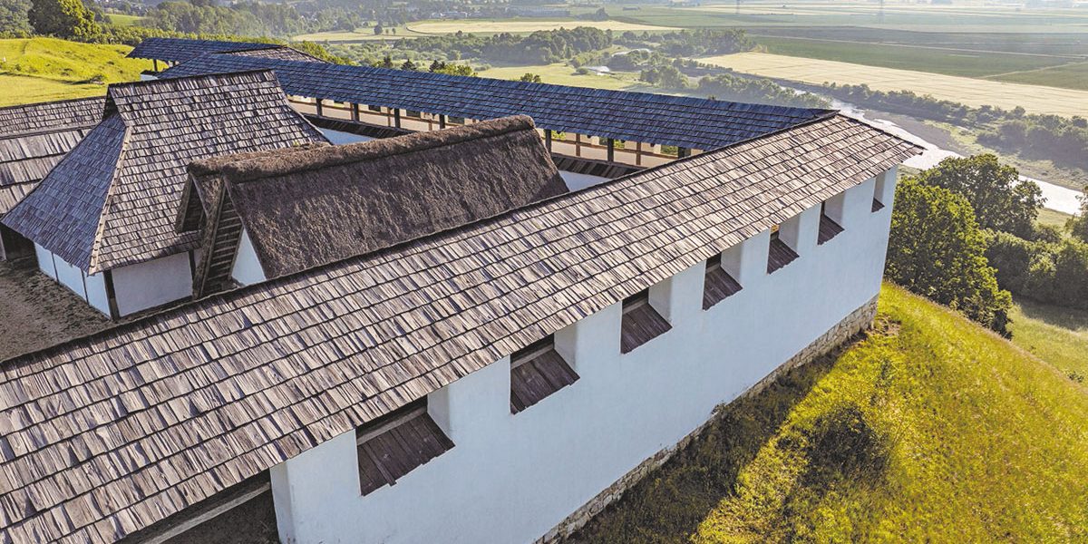 burgähnliche Anlage über einer Flusslandschaft