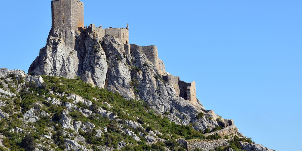 Burgruine auf einem Felsen