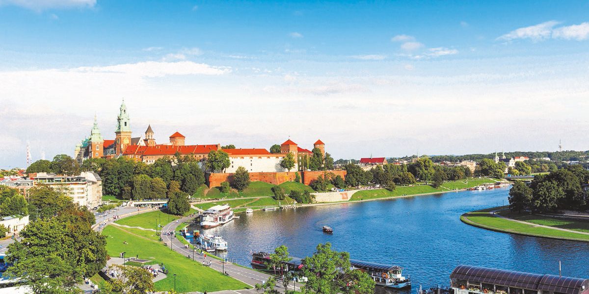 Schlossanlage auf einem Hügel an einer Flussbiegung