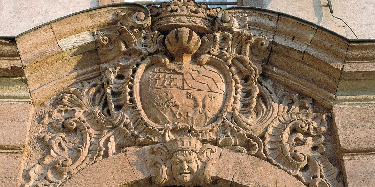 Wappen aus Stein über einem Portal