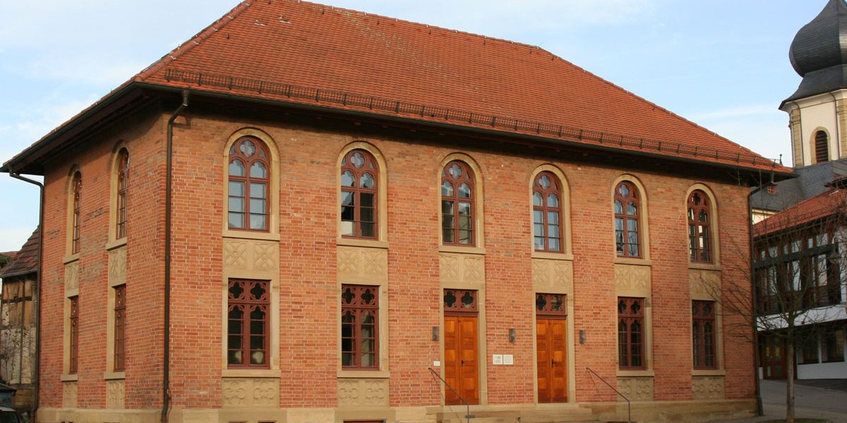 großes Gebäude aus Backstein