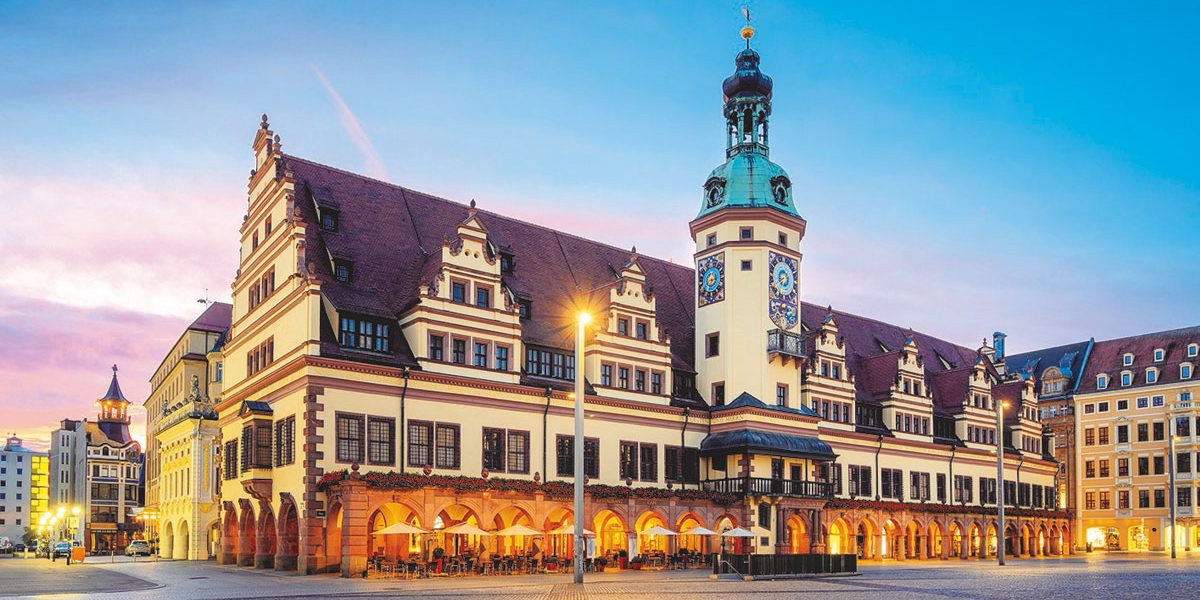 Altes Gebäude mit Glockenturm