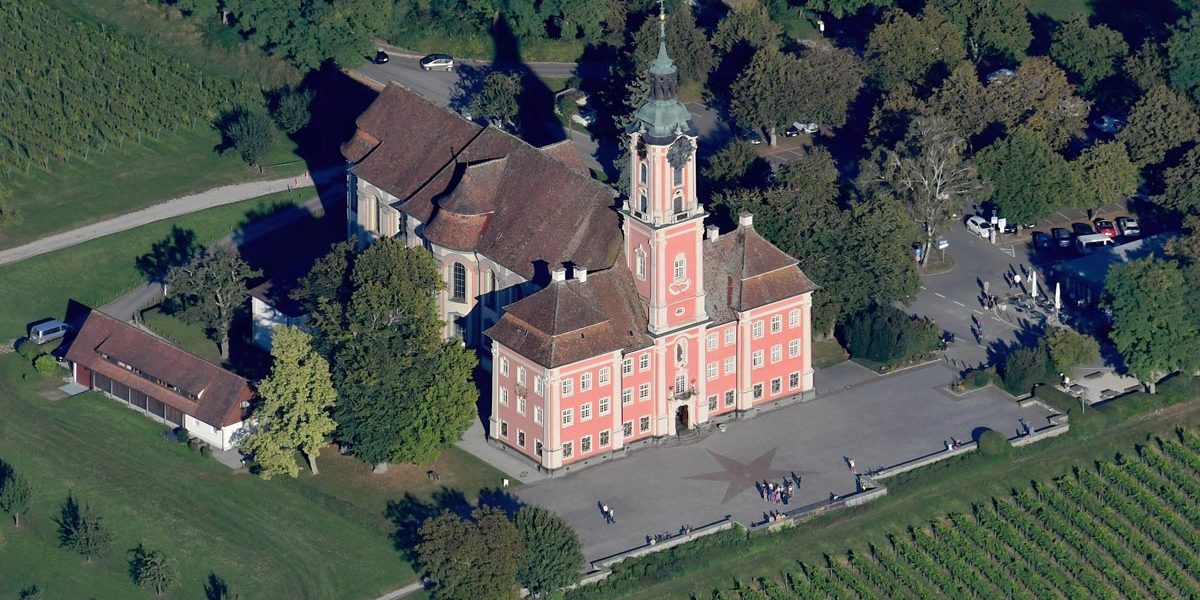 Luftaufnahme einer Kirche