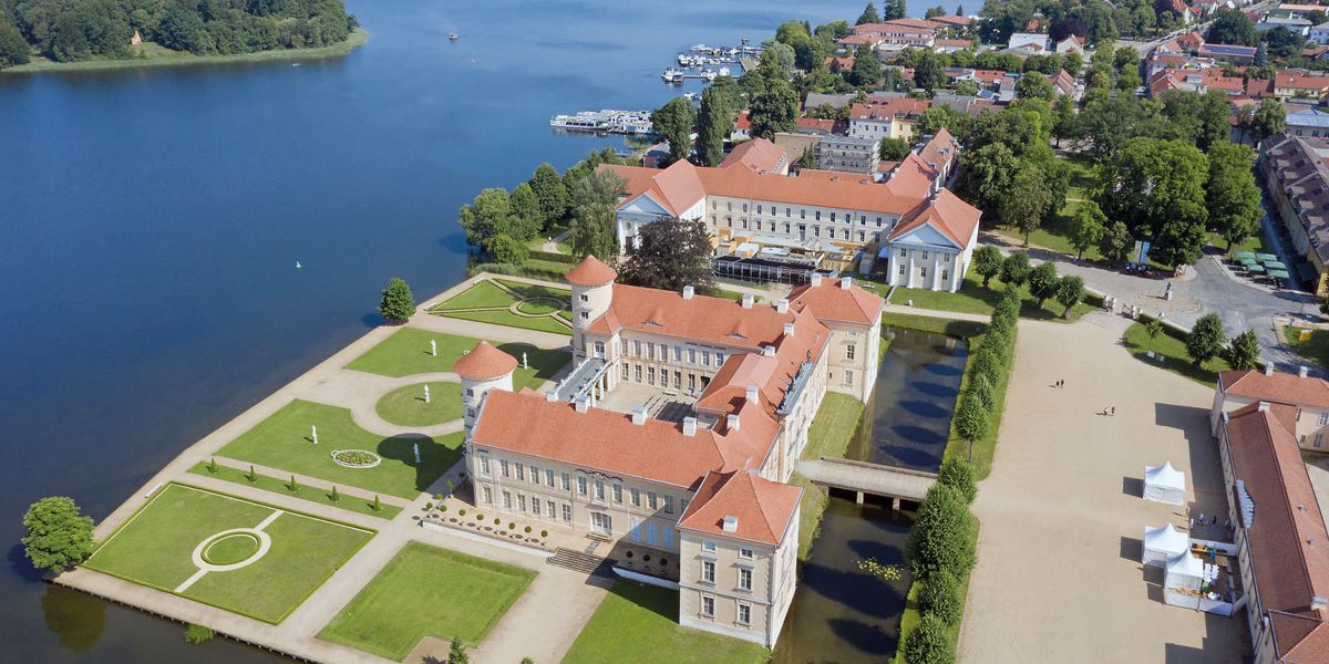 Luftaufnahme eines Schlosses am See