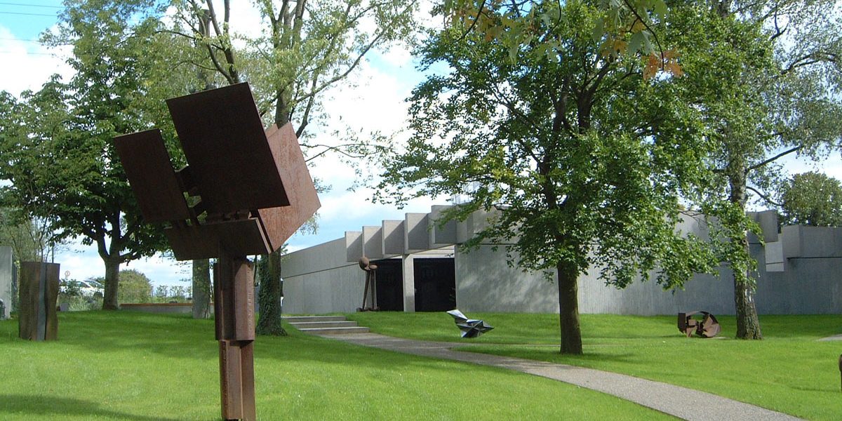 Modernes Gebäude in einem Park mit Bäumen