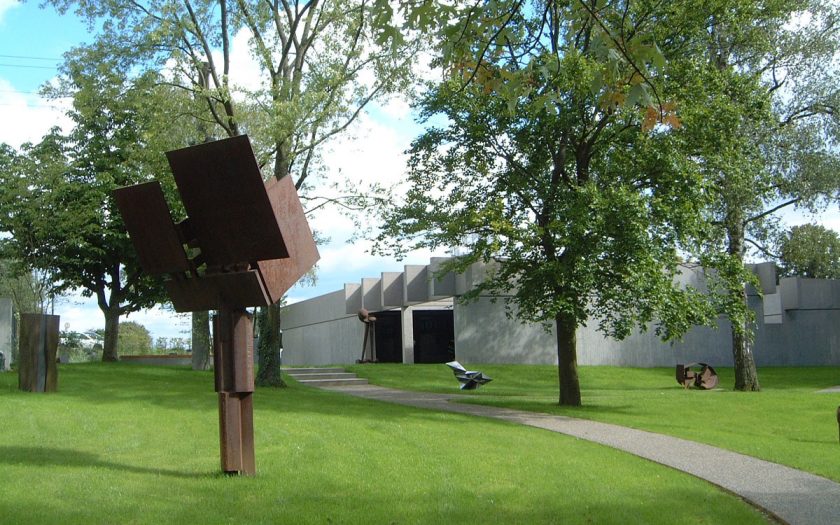 Modernes Gebäude in einem Park mit Bäumen