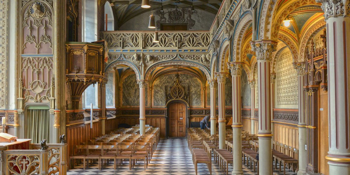 Inneres einer prächtig ausgestatteten Kirche