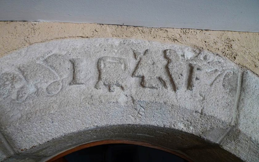 Inschrift an einem Kirchenportal