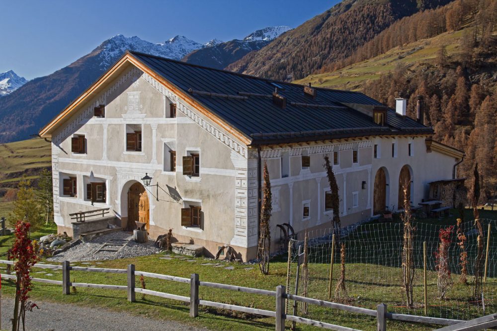 Bauernhaus aus Stein im Gebirge