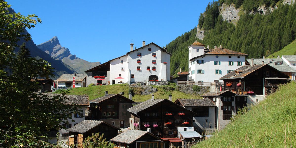 Bauernhäuser in einem Gebirgsdorf der Schweiz