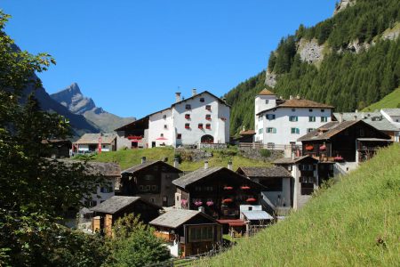 Bauernhäuser in einem Gebirgsdorf der Schweiz