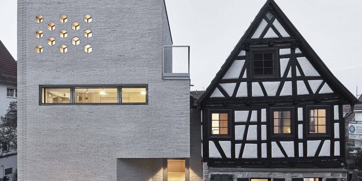 modernes Gebäude und Fachwerkhaus nebeneinander