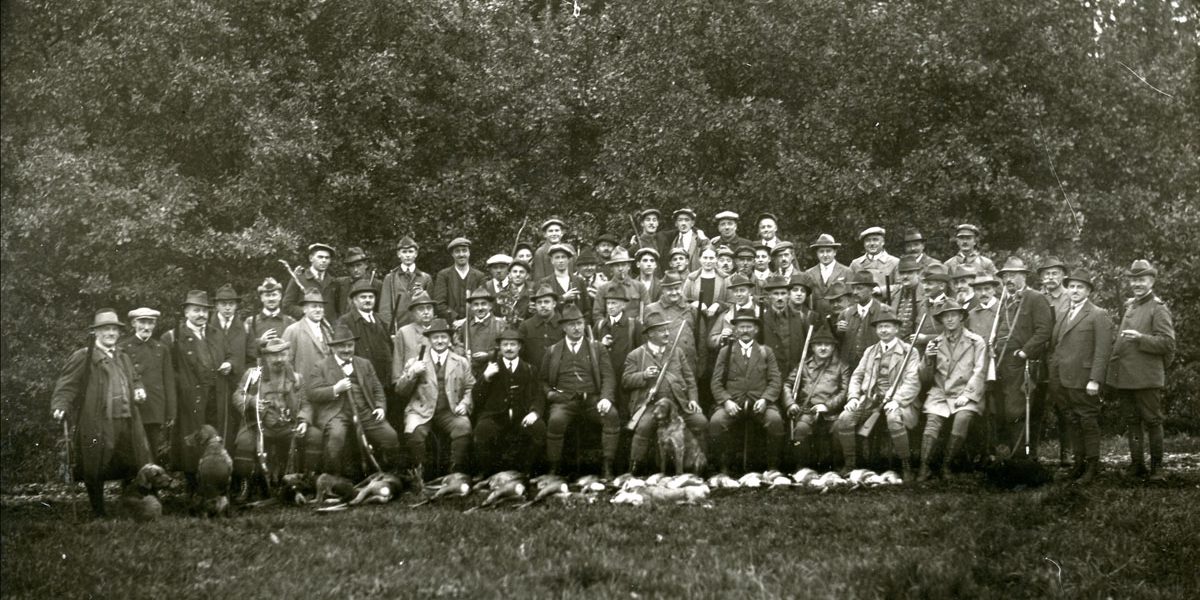 Gruppenfoto mit Männern mit Gewehren