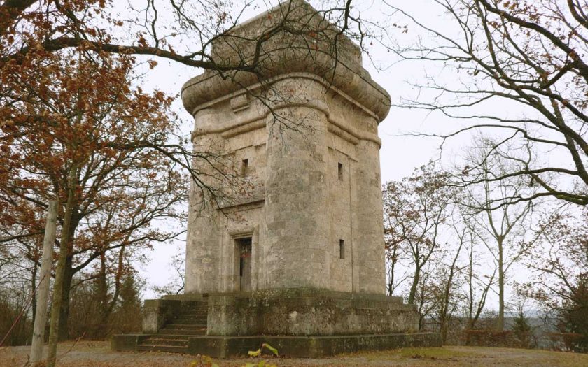 Turm aus Stein auf einem Hügel