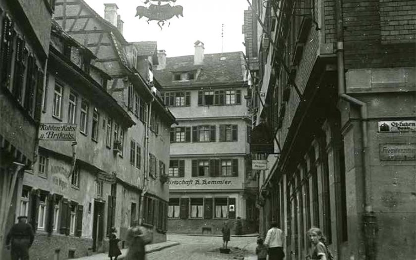 Historische Aufnahme einer engen Straße in einer Stadt