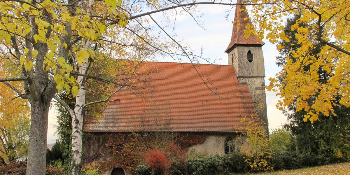 Kirche unter Bäumen