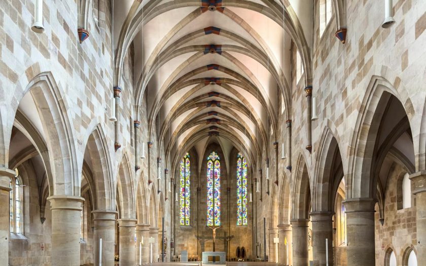 Inneres einer alten Kirche